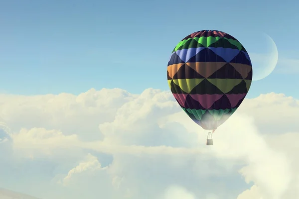 在一天的天空中漂浮的气球。混合媒体 — 图库照片