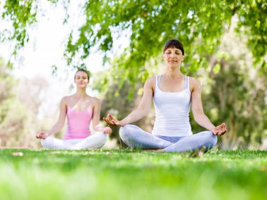 Genç kadın parkta egzersiz