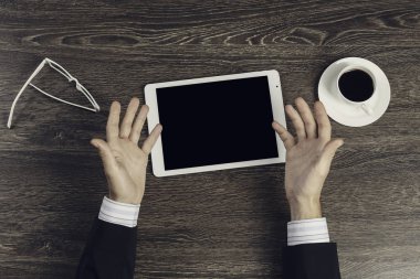 Tablet PC ile elinde boş perde