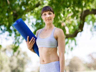 Genç kadın alll─▒n bir spor salonu mat parkta