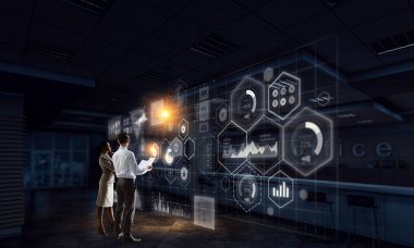 Karanlık ofiste iş adamları. Karışık teknik