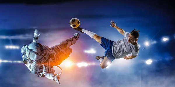 Astronauta jogar futebol jogo — Fotografia de Stock