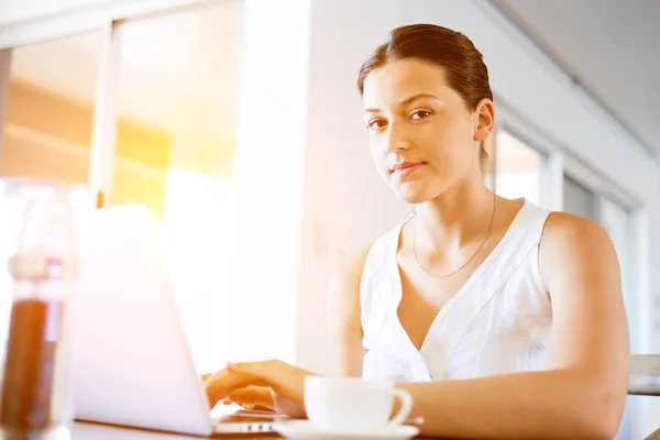 Piękna kobieta, pracująca na jej laptopie — Zdjęcie stockowe
