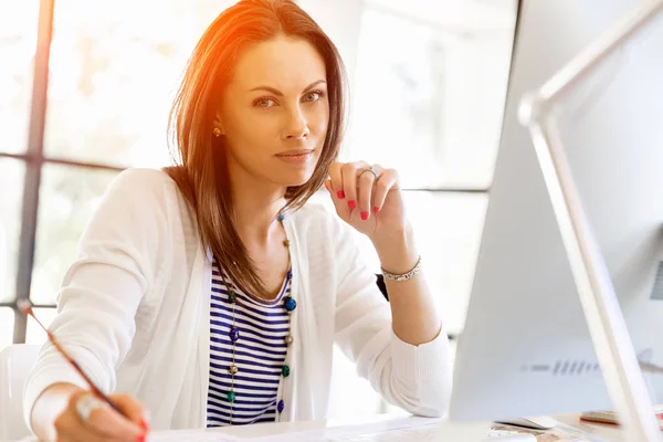 Zufriedener Unternehmer oder Freiberufler im Büro oder zu Hause — Stockfoto