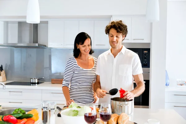 Casal cozinhar juntos em casa — Fotografia de Stock