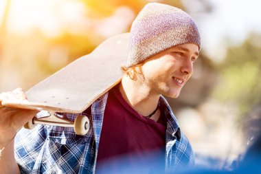 Açık havada kaykay ayakta ile genç çocuk