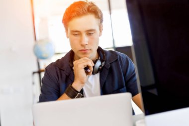 Bilgisayarda çalışan yakışıklı işadamı