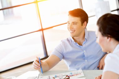 Ofiste rahat genç adam