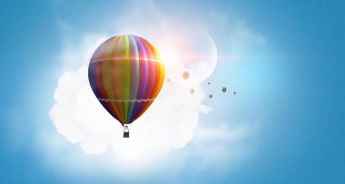 Aerostat gün gökyüzünde yüzen. Karışık teknik