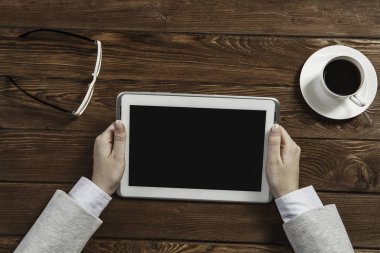 Tablet PC ile elinde boş perde