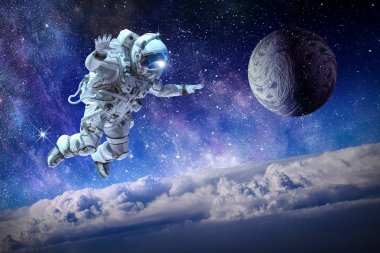 Bulutların üzerinde yüzen astronot