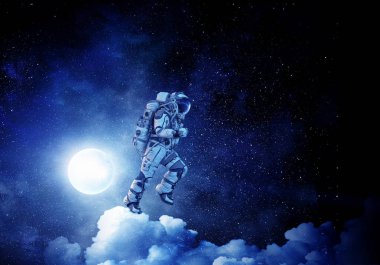 Spaceman bulutlar üzerinde çalıştırın. Karışık teknik