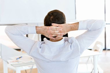 Başında oturan işadamı çapraz elle arkadan görünüş