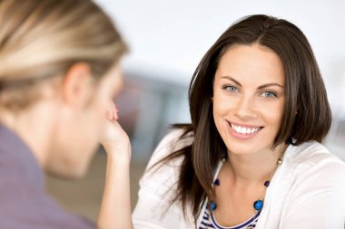 Mutlu girişimci veya serbest meslek sahibi bir ofis veya ev içinde