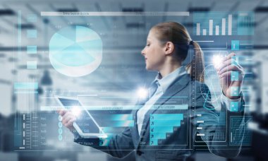 Yenilikçi medya teknolojileri kullanılıyor. Karışık teknik