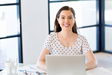 Bilgisayarda Office çalışan işkadını portresi