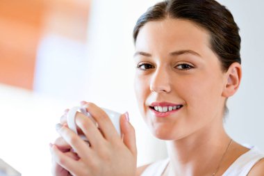 Çay veya kahve evde olan mutlu kadın