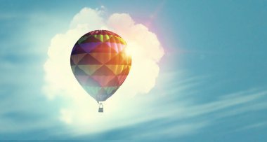 Aerostat gün gökyüzünde yüzen. Karışık teknik