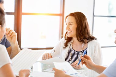 Mutlu girişimci veya serbest meslek sahibi bir ofis veya ev içinde