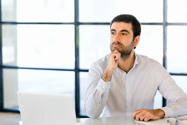 Uomo d'affari pensieroso a ufficio — Foto Stock