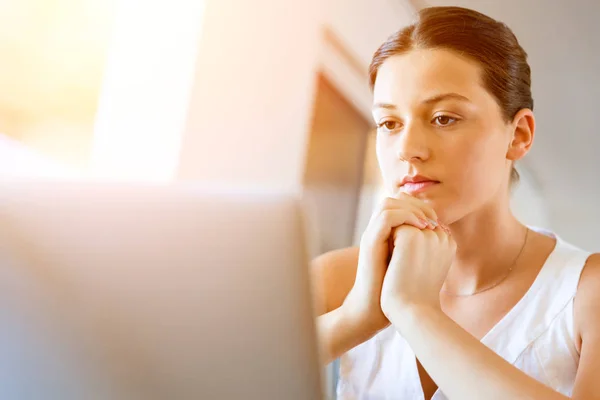 Jonge mooie vrouw die op haar laptop werkt — Stockfoto