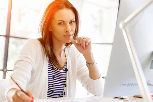 Zufriedener Unternehmer oder Freiberufler im Büro oder zu Hause — Stockfoto