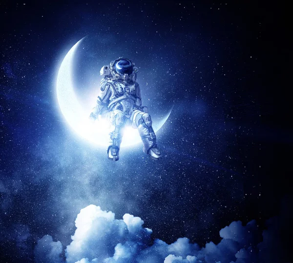 Astronauta siedzieć na półksiężyca. Techniki mieszane — Zdjęcie stockowe