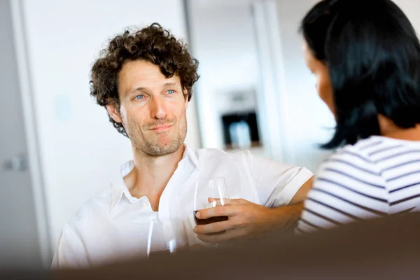 Retrato de una pareja tomando una copa de vino tinto — Foto de Stock