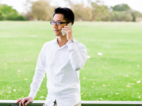 Portrait d'homme d'affaires avec téléphone portable à l'extérieur — Photo