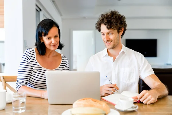 Szczęśliwa para nowoczesne działa na laptopie w domu — Zdjęcie stockowe