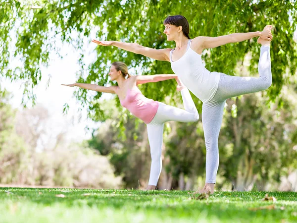 Mujeres jóvenes haciendo ejercicio en el parque — Foto de Stock