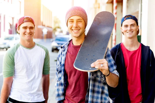 Amis adolescents marchant dans la rue avec des planches à roulettes — Photo