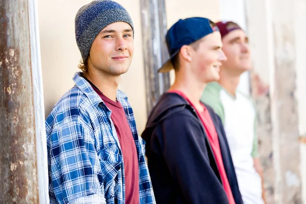 Подростковые друзья стоят на улице — стоковое фото