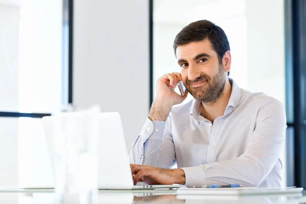 Confident young man in smart casual wear holding phone — Stock Photo, Image