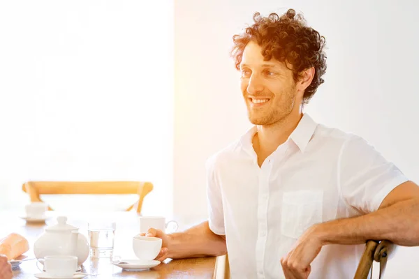 Uomo che prende il tè a casa — Foto Stock