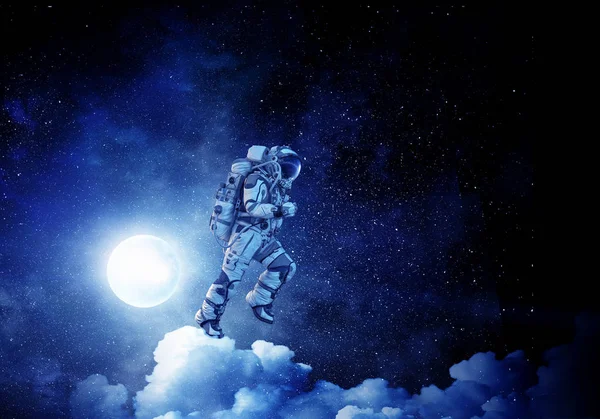 Raumfahrer laufen auf Wolken. Gemischte Medien — Stockfoto