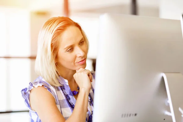 Retrato de una mujer de negocios que trabaja en la computadora en la oficina —  Fotos de Stock