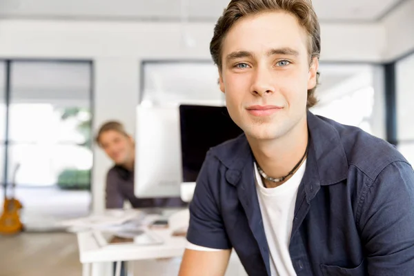 Junger Mann lässig im Büro — Stockfoto