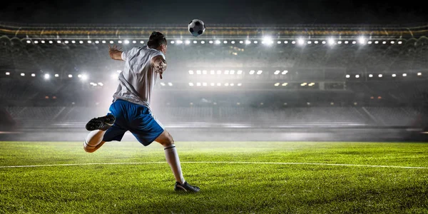 Joueur de foot au stade. Techniques mixtes — Photo