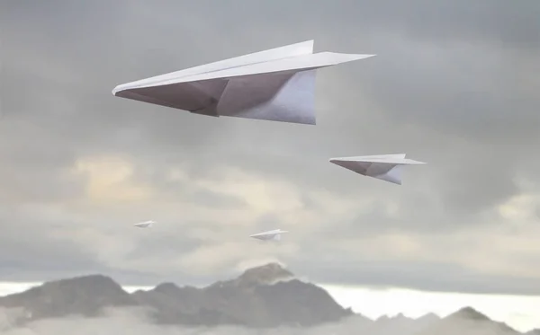 Origami-Flugzeug fliegt in den Himmel. Gemischte Medien — Stockfoto