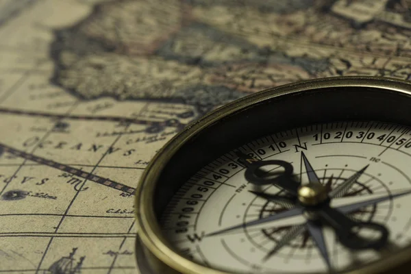 Retro-Kompass mit alter Landkarte — Stockfoto