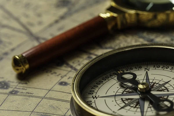 Retro-Kompass mit alter Karte und Lupe — Stockfoto