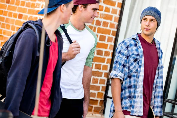 Amigos adolescentes caminando por la calle —  Fotos de Stock