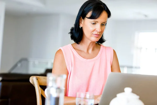 Mooie vrouw die op haar laptop werkt — Stockfoto