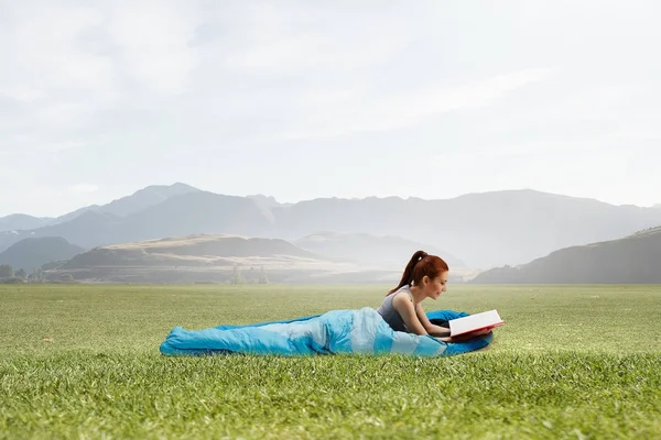 Turista chica descansando. Medios mixtos — Foto de Stock