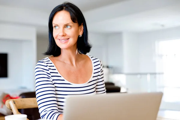 Mooie vrouw die op haar laptop werkt — Stockfoto