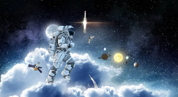 Космонавт бежит по облакам. Смешанные медиа — стоковое фото