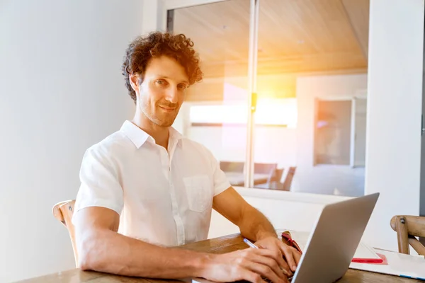 Man die thuis aan laptop werkt — Stockfoto