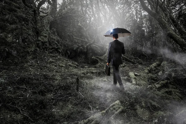 Hombre en el bosque de niebla. Medios mixtos — Foto de Stock