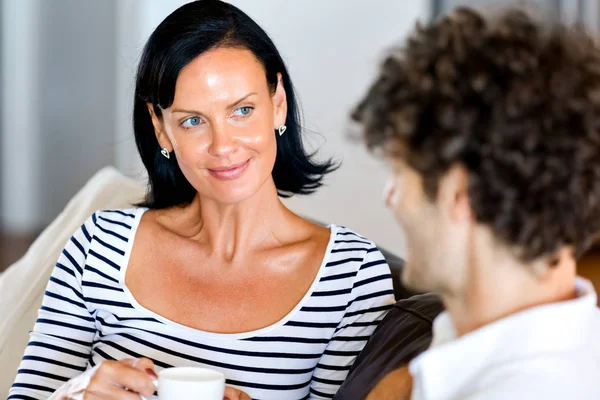 Vrouw met koffie thuis — Stockfoto